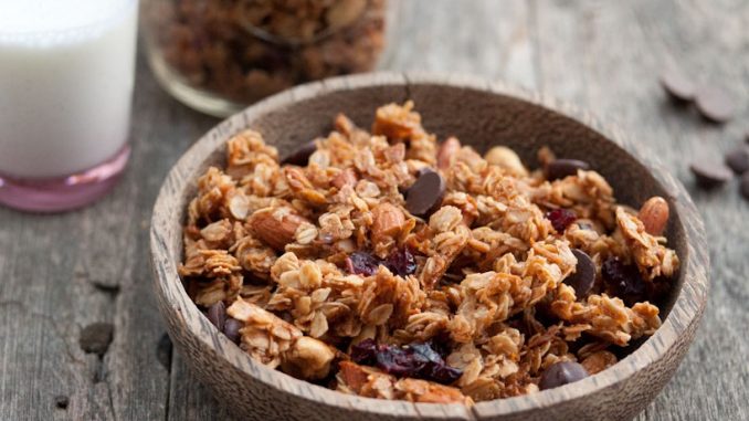 Muesli et verre de lait