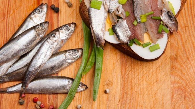 Des anchois sur une planche en bois