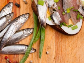 Des anchois sur une planche en bois