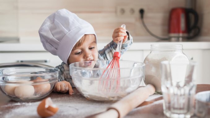 Enfant qui cuisine Enfant qui cuisine